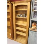 20th cent. Pine 6 shelf open bookcase with reeded side cornice top and rising off a plinth 34ins x