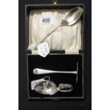 Hallmarked Silver: Babies pusher and feeding spoon, Birmingham 1934, cased. Plus a spoon,