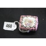 19th cent. Pink enamel patch box, probably Bilston,hinge and clasp in good order, oval, Watteau