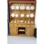 19th/20th cent. Pine dresser, 3 drawers over an open recess, flanked by 2 cupboards with rack