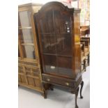 Early 20th cent. Mahogany bookcase with glazed twin doors, single drawer below, domed top on elegant