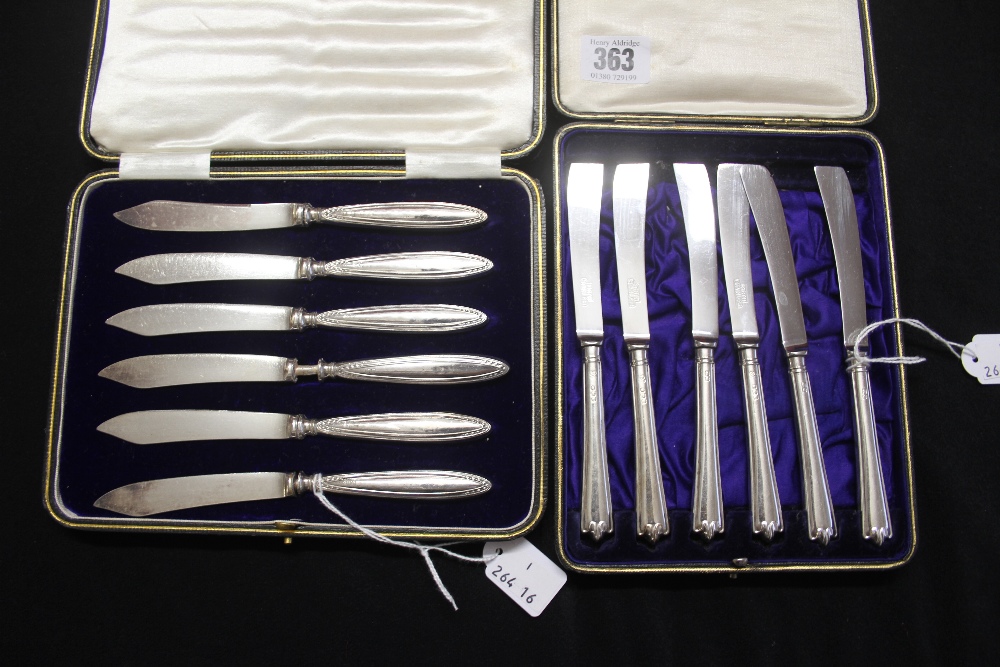Hallmark Silver: Set of 6 dessert knives silver handles Sheffield, maker Martin Hall and Co 1922