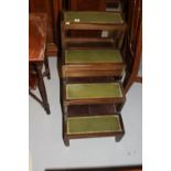 20th cent. Mahogany table/library steps. 27½ins. open x 28ins. x 17ins. As a table 27½ins. x