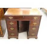 19th cent. Mahogany knee hole lowboy of small proportions, 7 cockbeaded drawers and central back