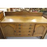 19th cent. Honey oak sideboard, 4 central graduated drawers flanked by 2 cupboards, opening to