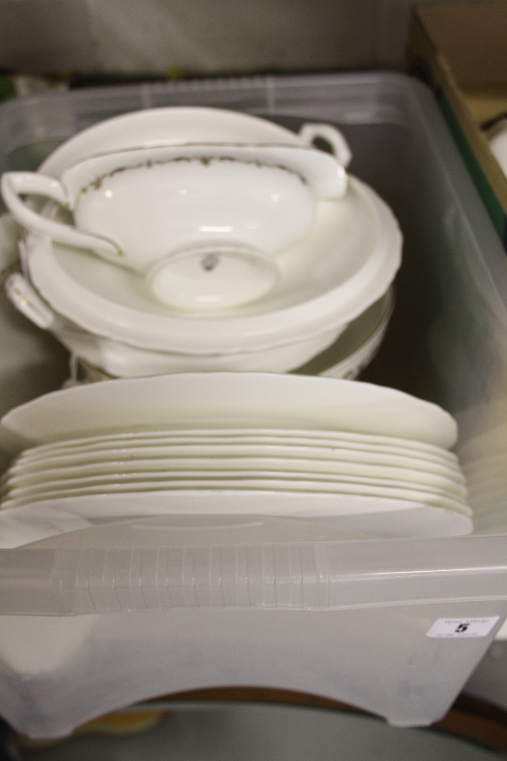 20th cent. Ceramics: Royal Worcester dinner service 8 x dinner plates, 8 x desserts plates, oval