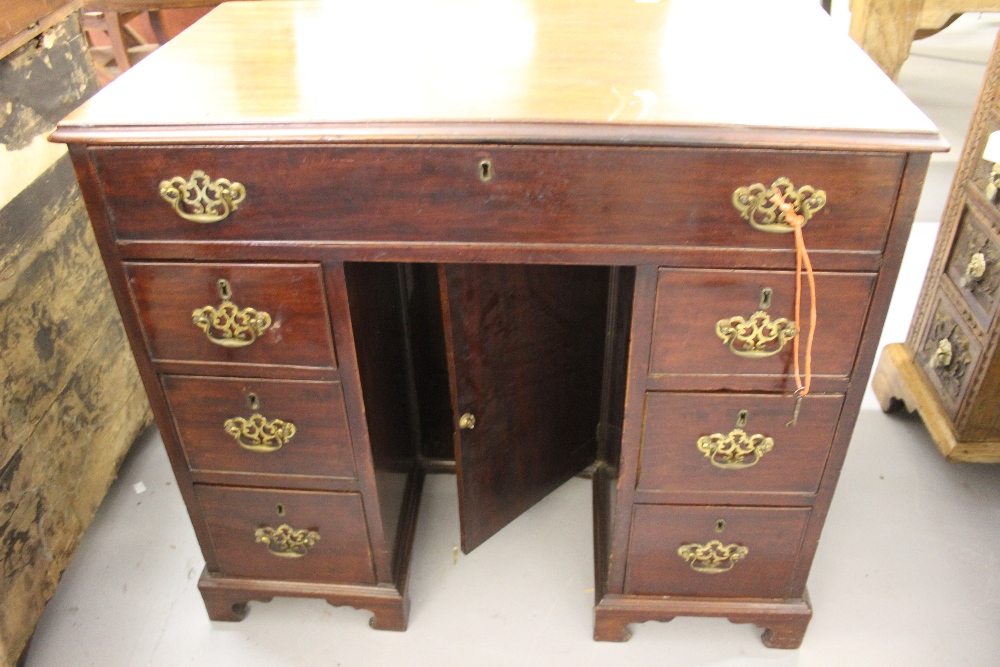 19th cent. Mahogany knee hole lowboy of small proportions, 7 cockbeaded drawers and central back