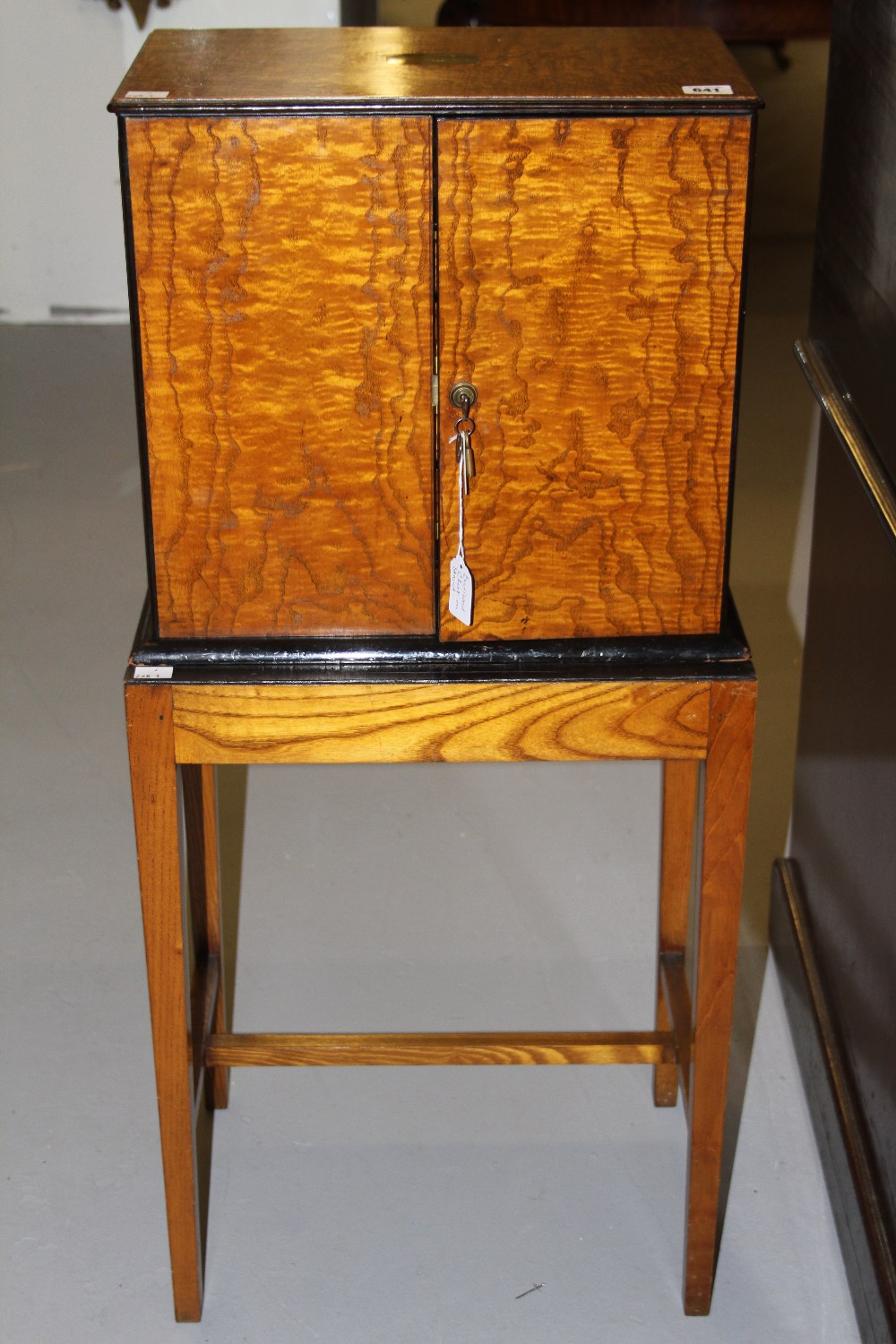 19th cent. Burr wood gentleman's specimen/teapoy cabinet, two doors open to reveal three drawers
