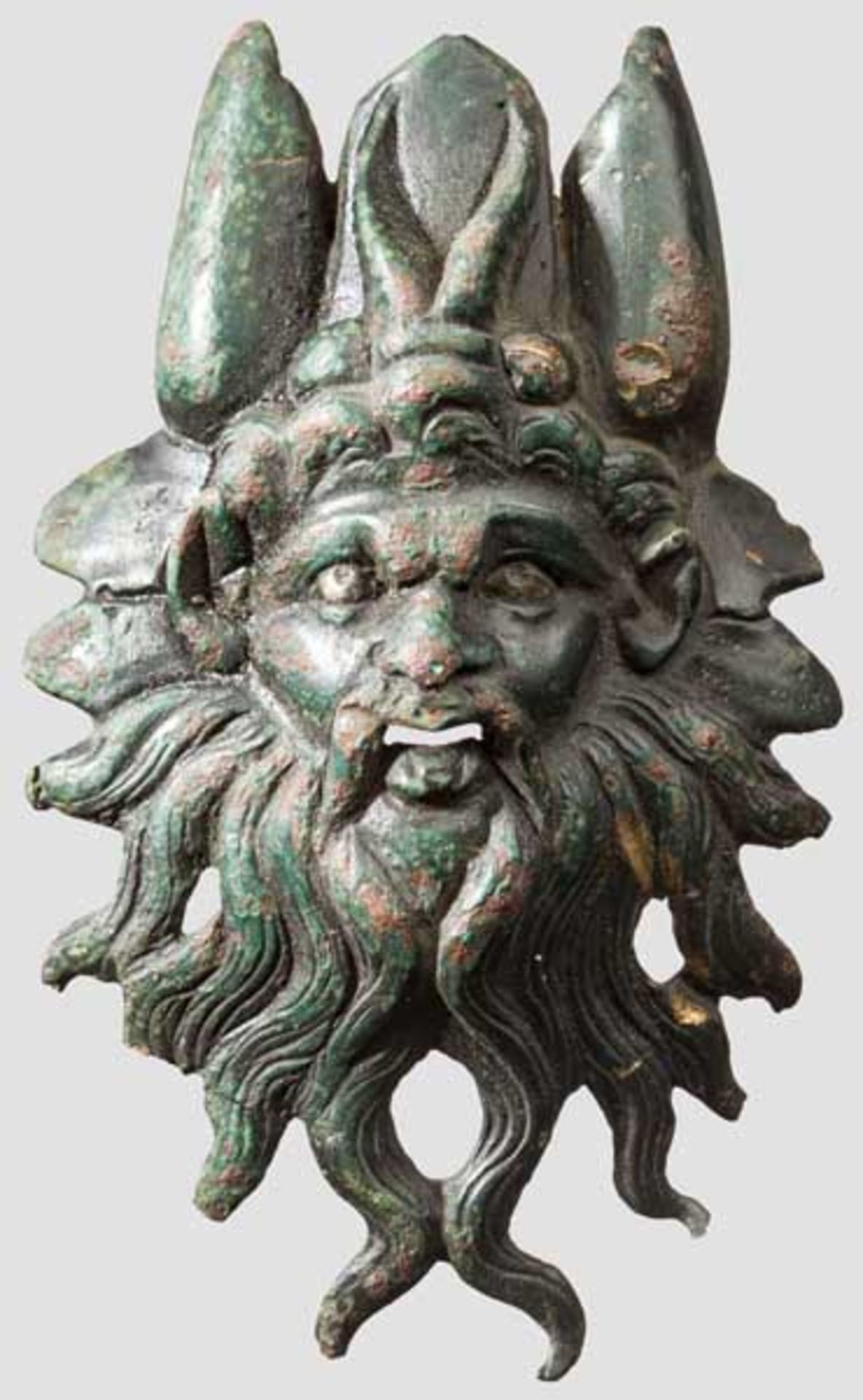 Hochwertige Bronzeapplik mit Portrait des Pan, römisch, 1. - 2. Jhdt n. Chr. Frontalansicht des