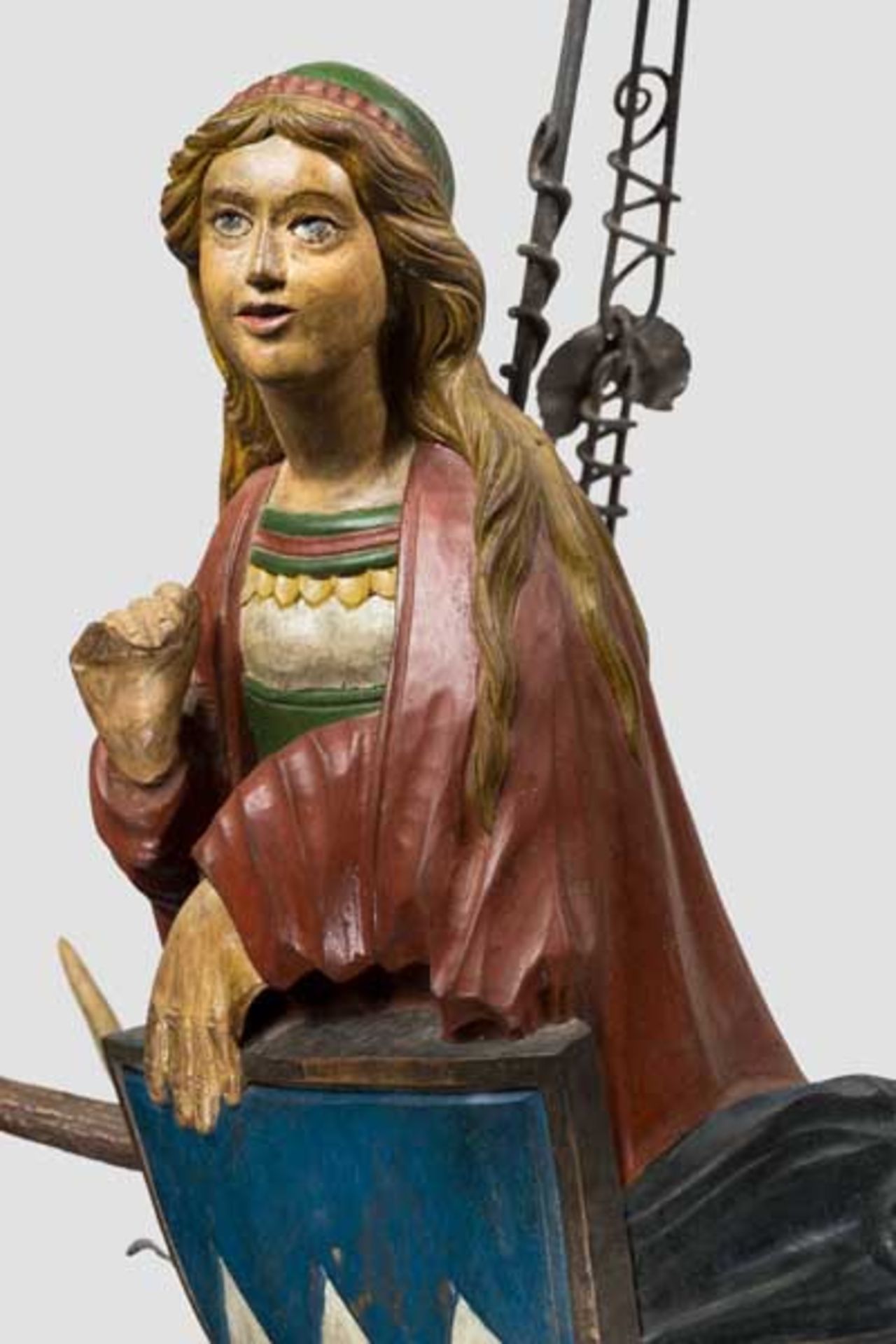 Lüsterweibchen, deutsch um 1900 Mehrfarbig gefasste, plastisch geschnitzte Holzfigur mit - Bild 3 aus 4