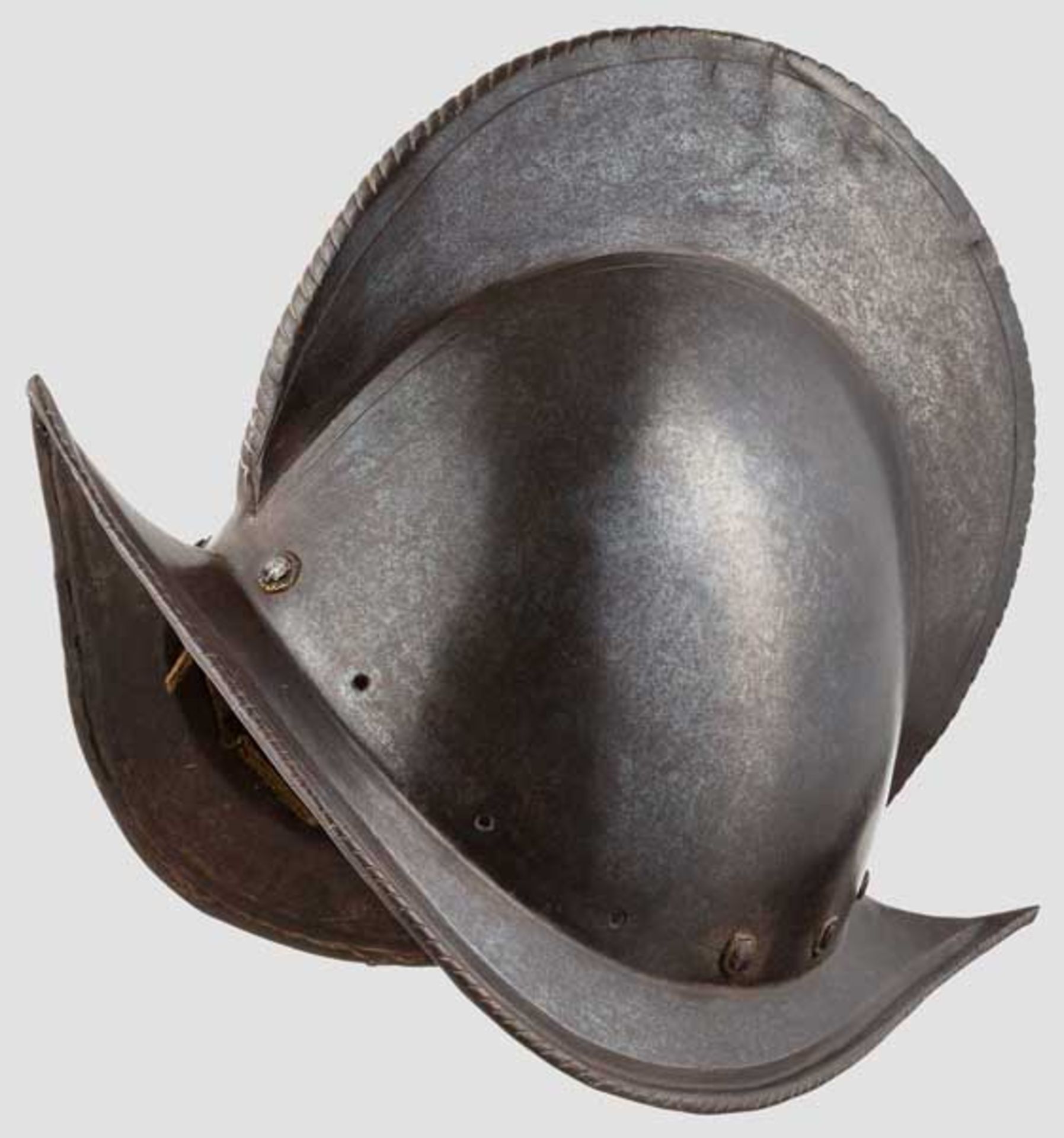 Gebläuter Morion, Italien um 1580 Schwere, einteilig geschlagene Kalotte mit hohem, geschnürltem