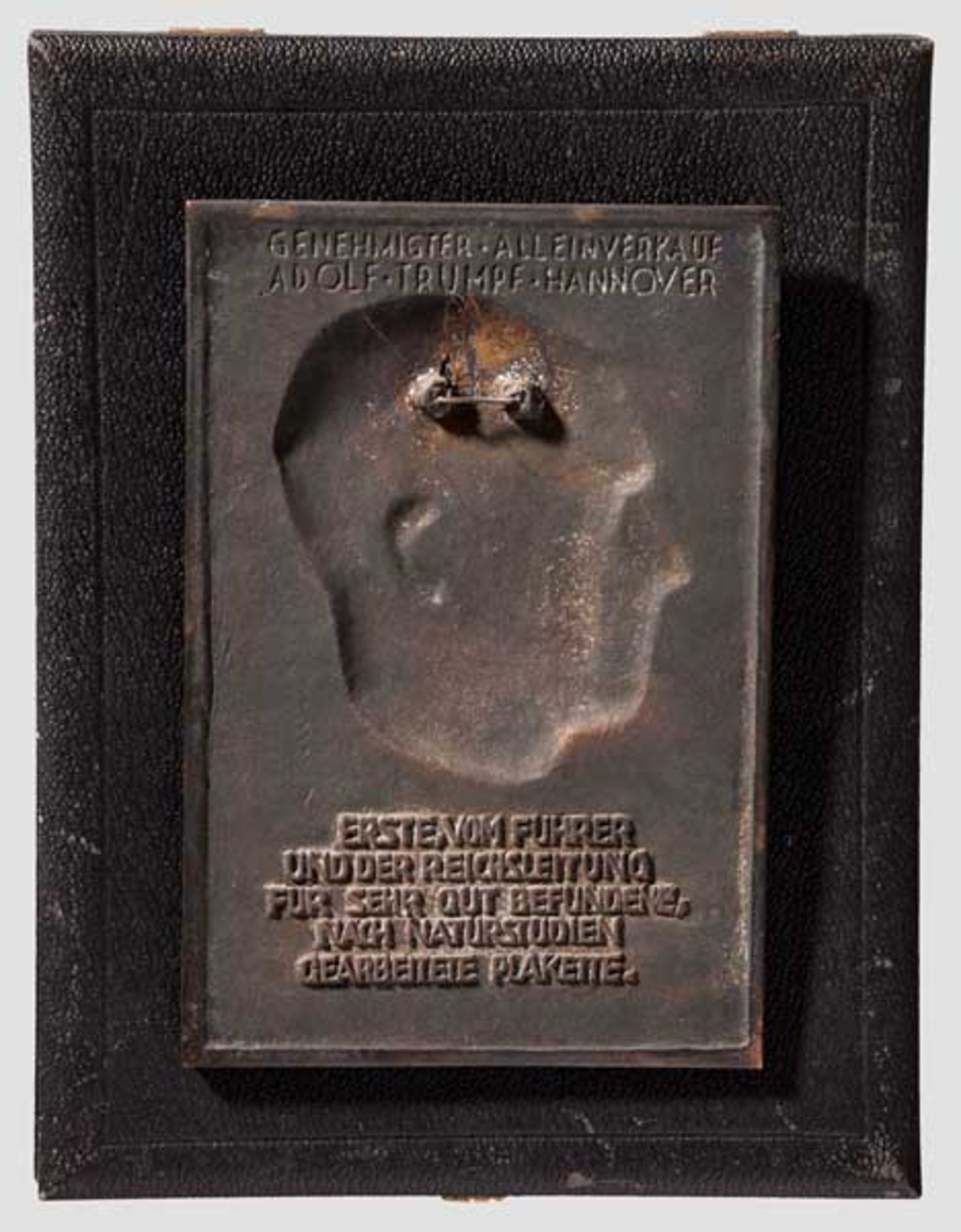 Adolf Hitler-Plakette, im Etui Bronzeplakette mit dem reliefierten Profil A. Hitlers und - Bild 2 aus 2