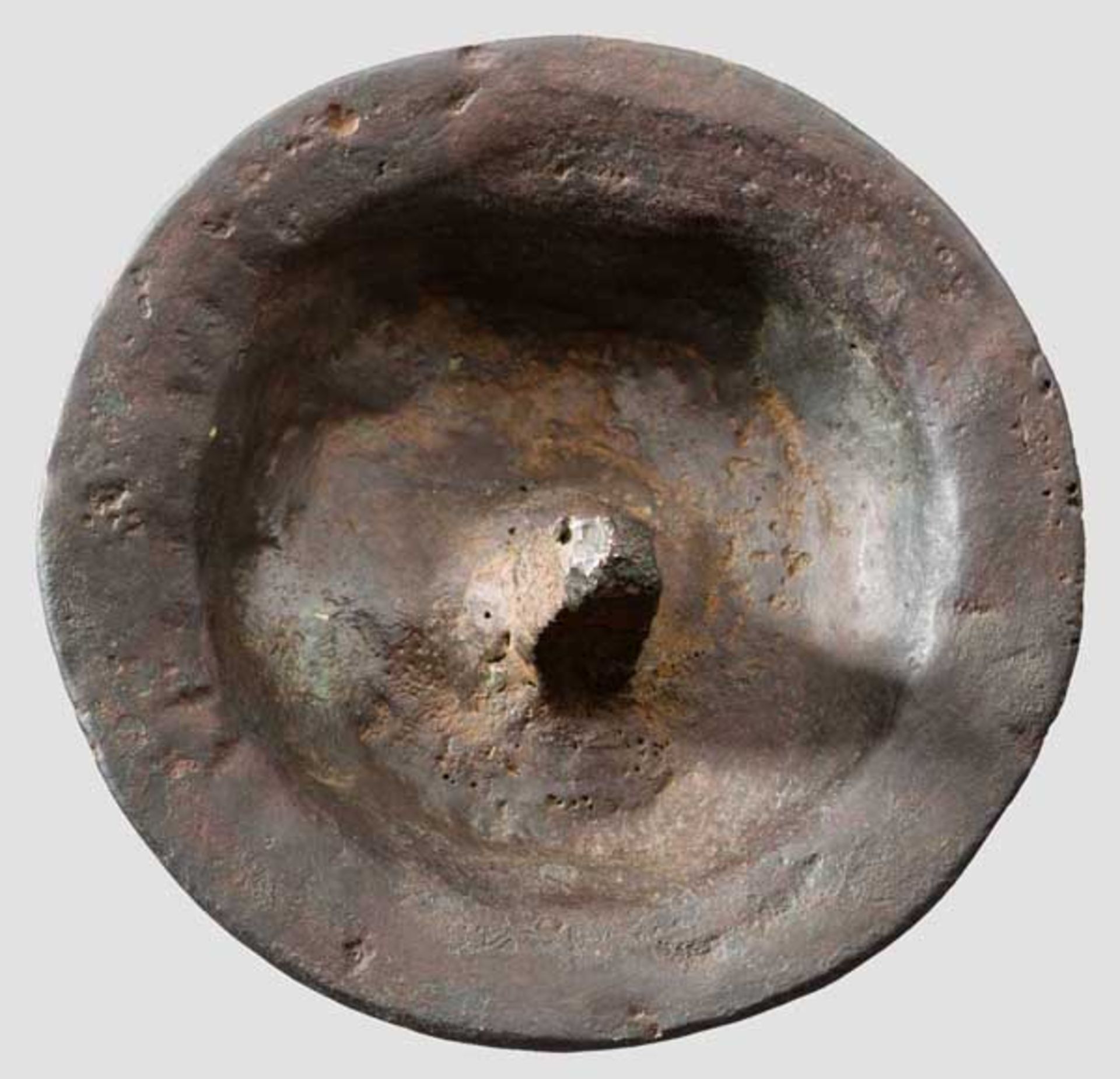 Große Bronzeapplik mit Medusenhaupt, römisch, 2. - 3. Jhdt. Rundes, von zwei Kanneluren begrenztes - Bild 2 aus 2