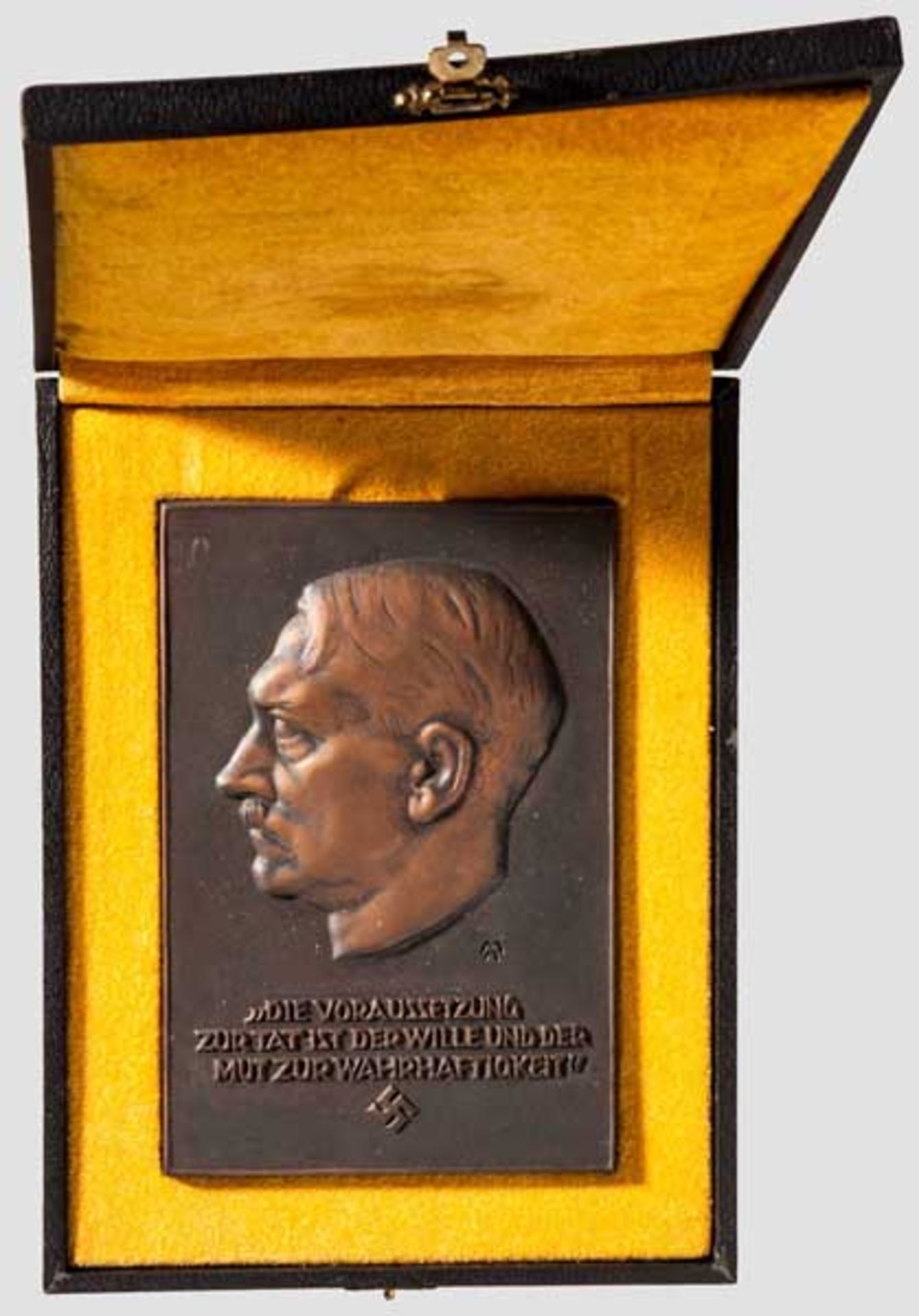 Adolf Hitler-Plakette, im Etui Bronzeplakette mit dem reliefierten Profil A. Hitlers und