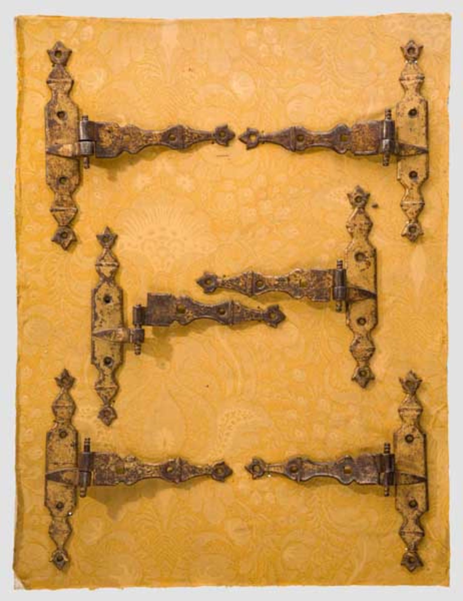 Drei Scharnierpaare eines Kabinettschrankes, 17. Jhdt. Eisen geschmiedet und vergoldet. Länge 18 cm,