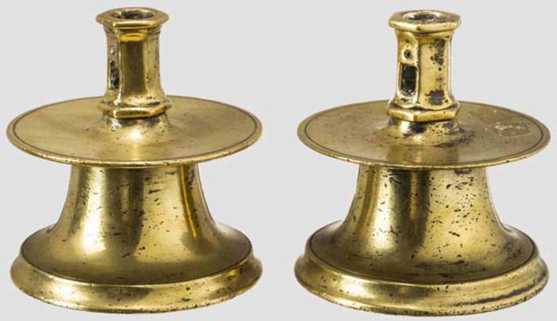 Ein Paar kleine Glockenfuß-Leuchter, Spanien um 1600 Jeweils konischer, ausgestellter Fuß mit