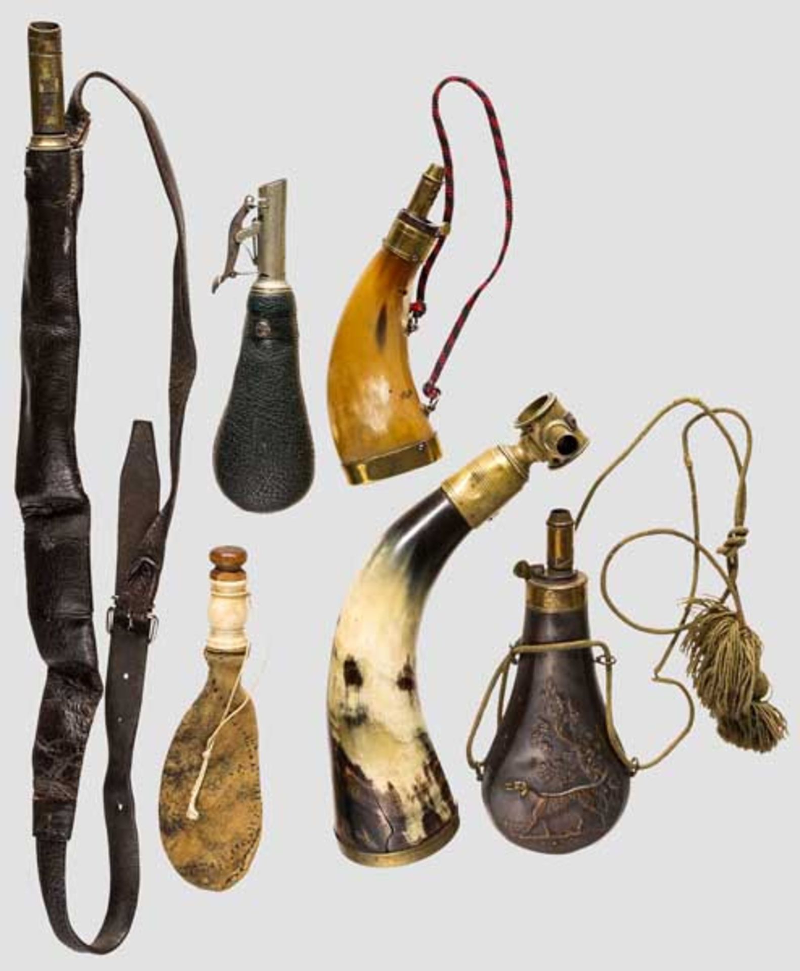 Sammlung Pulverflaschen und Schrotbeutel, 1. Hälfte 19. Jhdt. Eine große Flasche aus Horn, am Ansatz