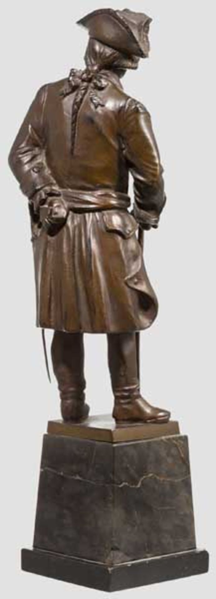 Friedrich II., König von Preußen - Bronzefigur Massiver Bronzeguss, braun patiniert, an der - Bild 2 aus 2