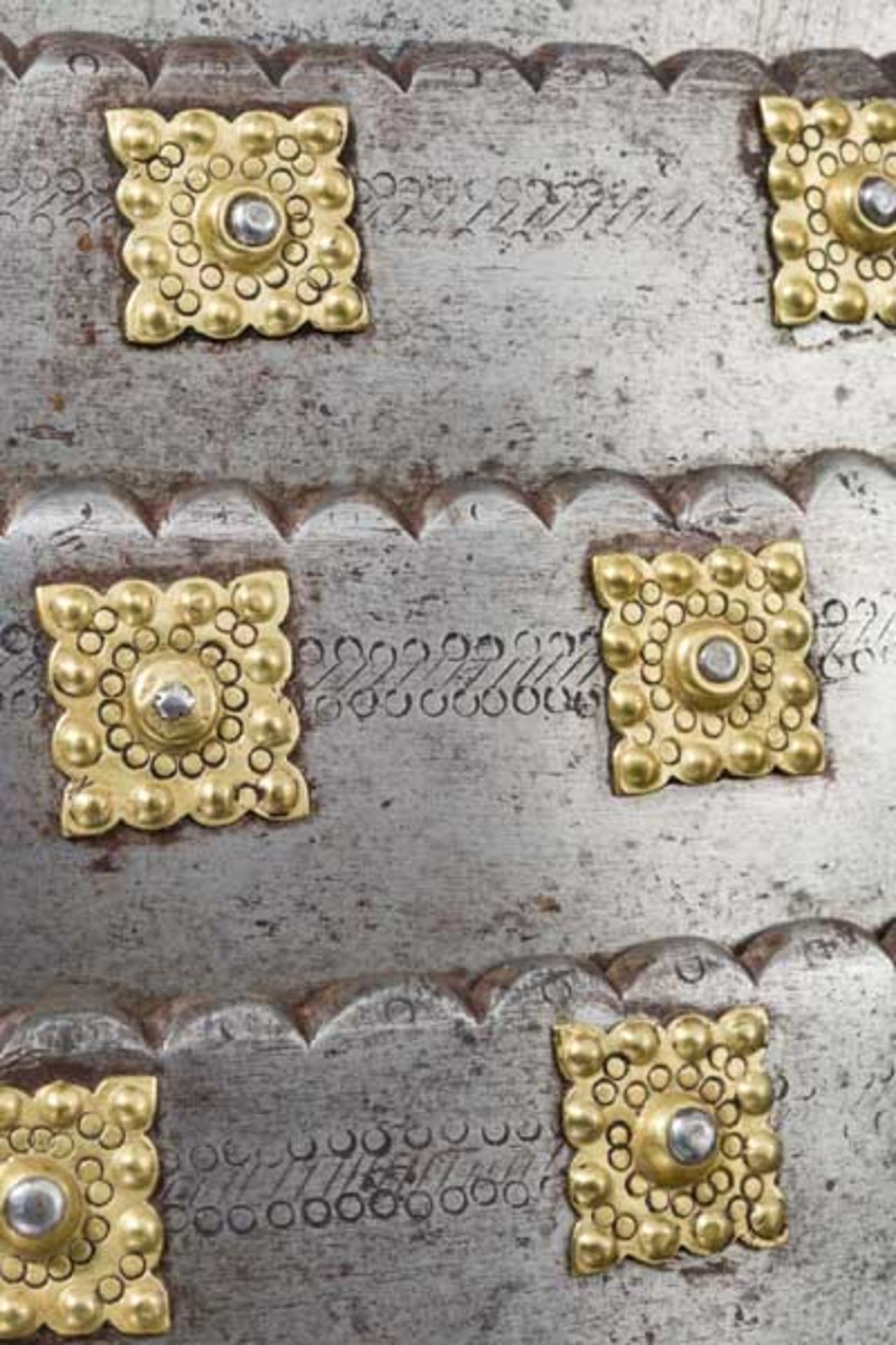 Husarische Kürass-Brust, Polen, 17. Jhdt. Schwere Brustplatte mit kräftigem Mittelgrat, im unteren - Bild 2 aus 3