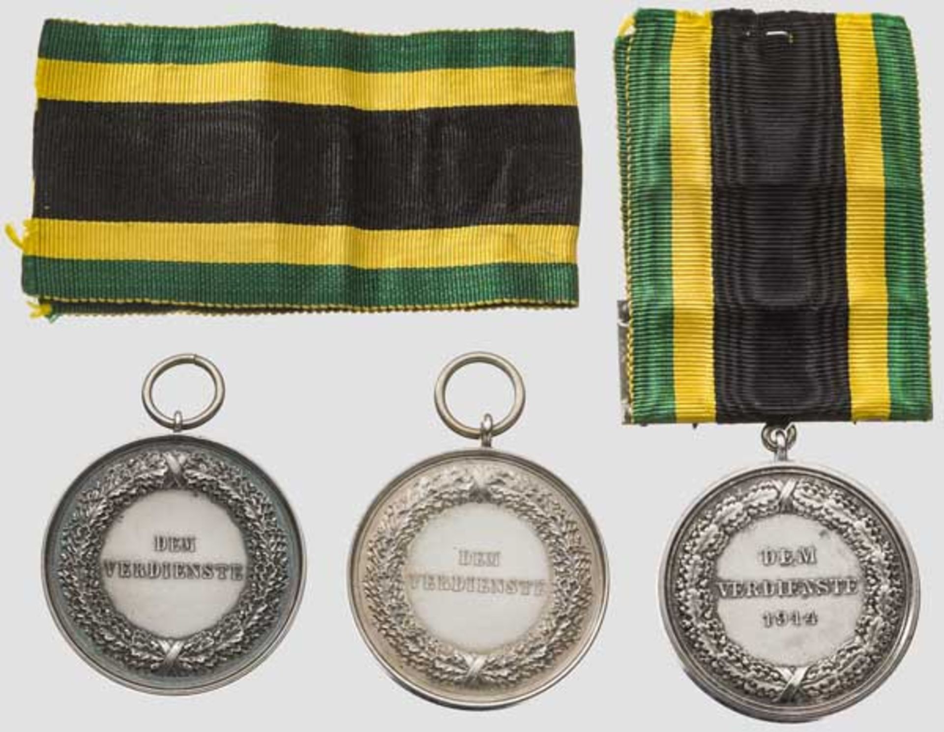 Drei Medaillen in Silber Silberne Verdienstmedaille unter Großherzog Carl Alexander nach Stempel von - Bild 2 aus 2