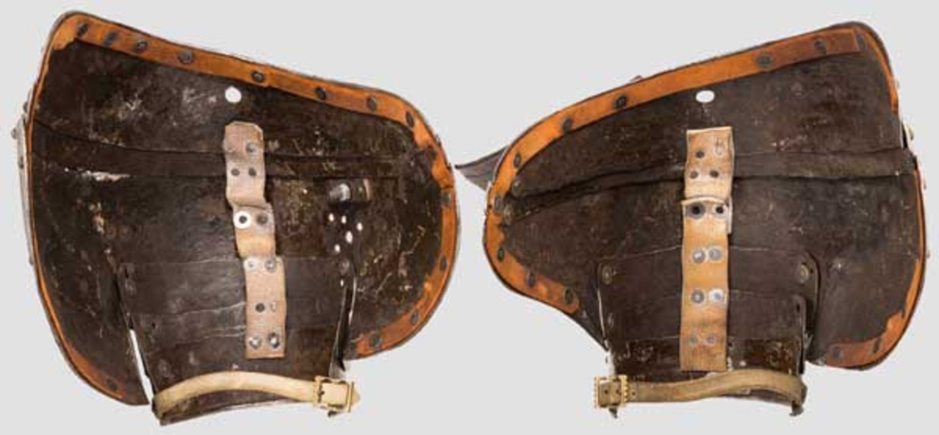 Ein paar geätzte Schultern für einen Feldharnisch, süddeutsch um 1540/50 Große, dreifach - Bild 3 aus 3