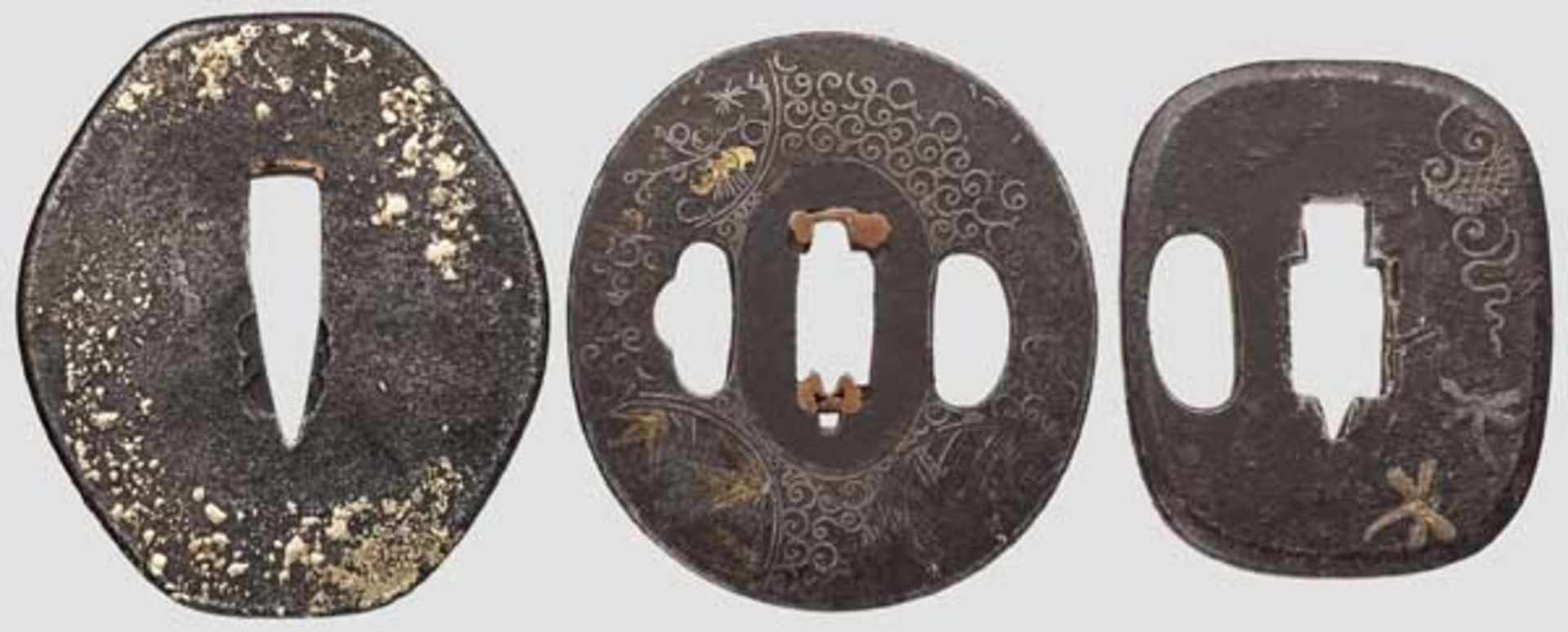 Drei Tsubas, Japan um 1750 Hijigata-Eisentsuba mit Messingdekor auf glatter, etwas korrodierter