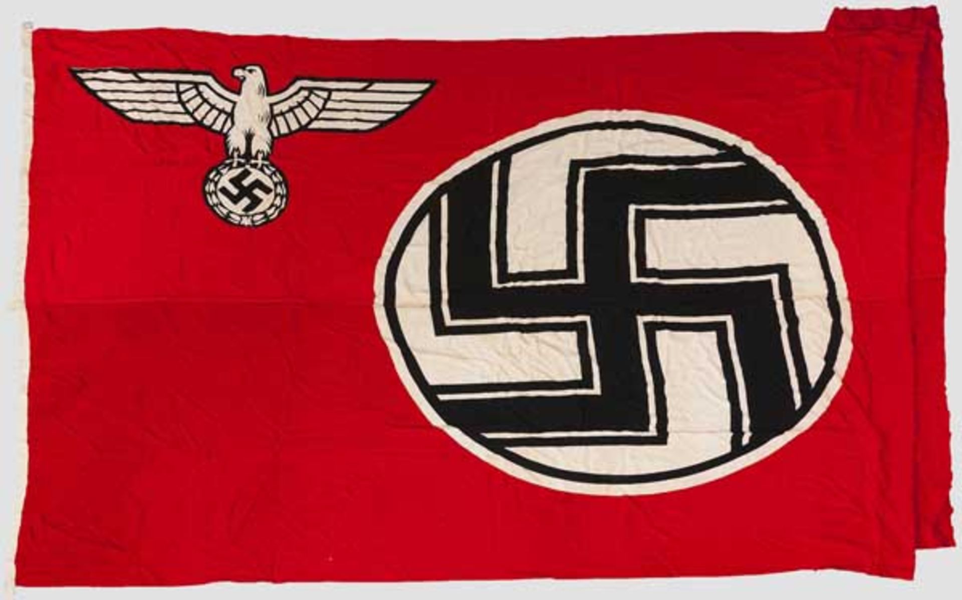 Große Reichsdienstflagge Fahnentuch, beidseitig bedruckt, am mastseitigen Saum drei Laschen. Maße