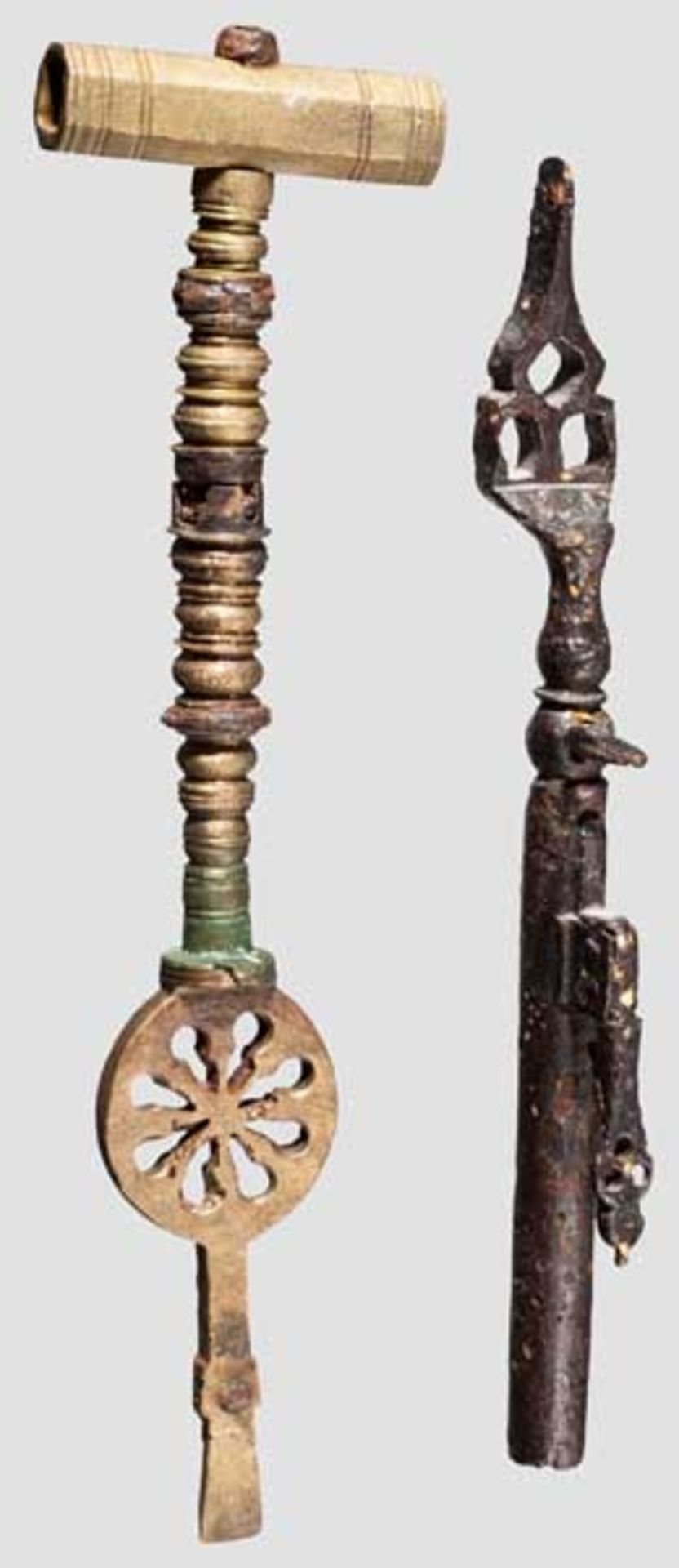 Zwei Radschloss-Schlüssel, Messing und Eisen, deutsch, 1. Hälfte 17. Jhdt. Ein Exemplar aus