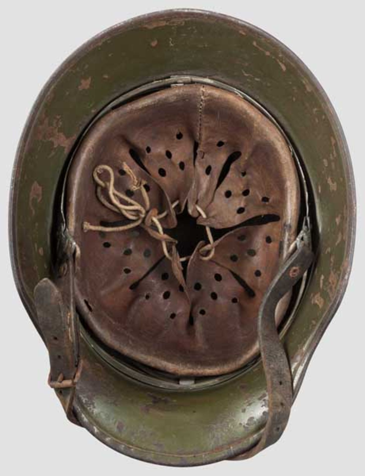 Helm M 18 mit Innenfutter M 31 Glocke mit grüner Lackierung, seitlich Schlagmarke "Si. 62". In - Bild 3 aus 4