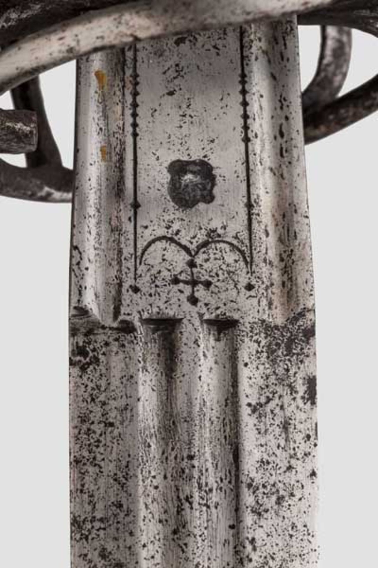 Korbschwert, steirisch um 1580 Kräftige, zweischneidige Klinge mit abgeflachtem Mittelgrat. Im - Bild 5 aus 5