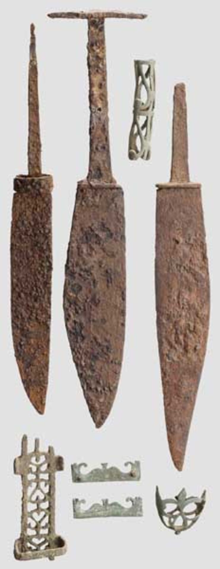 Drei Eisenmesser und fünf bronzene Messerbeschläge, römisch, 2. - 3. Jhdt. Drei Eisenmesser, davon