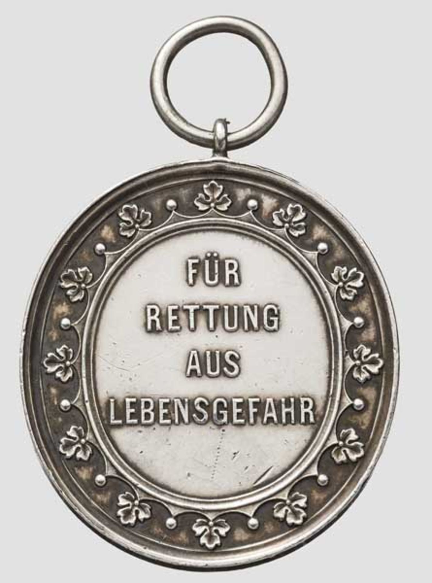 Lebensrettungsmedaille 1881 Ovale, in Silber geprägte Medaille in hervorragender Erhaltung. Bis - Bild 2 aus 2