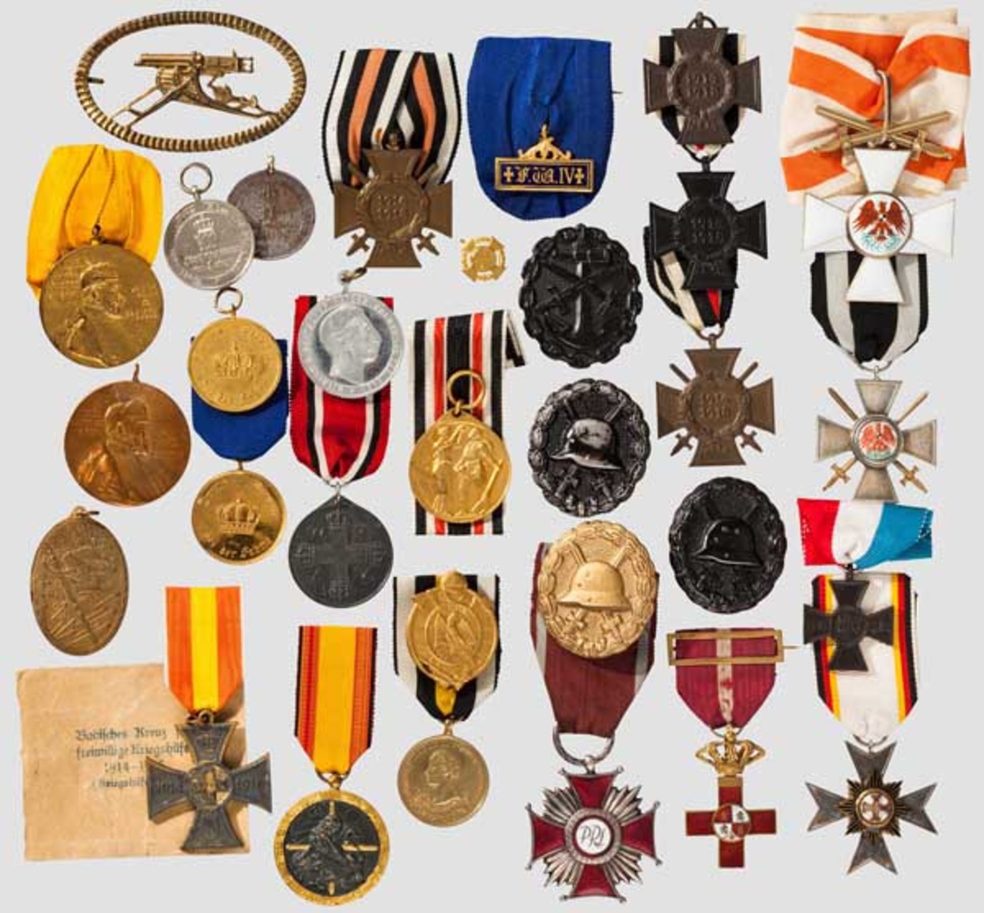 Sammlung Auszeichnungen Sammlung von zehn Weltkriegs-Ehrenkreuzen 1934, acht Verwundetenabzeichen (