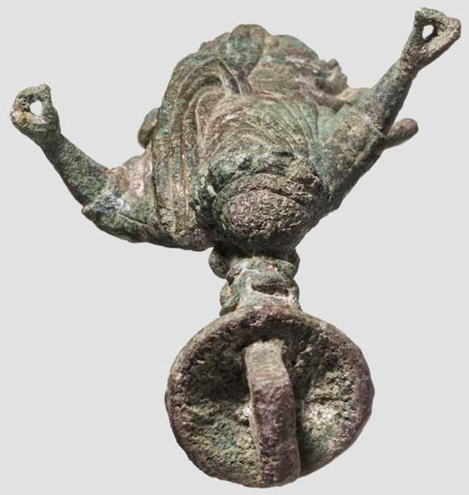 Mobiliarbeschlag mit Lar, römisch, 2. - 3. Jhdt. Bronzestatuette eines Lars im knielangen Gewand, - Bild 5 aus 6