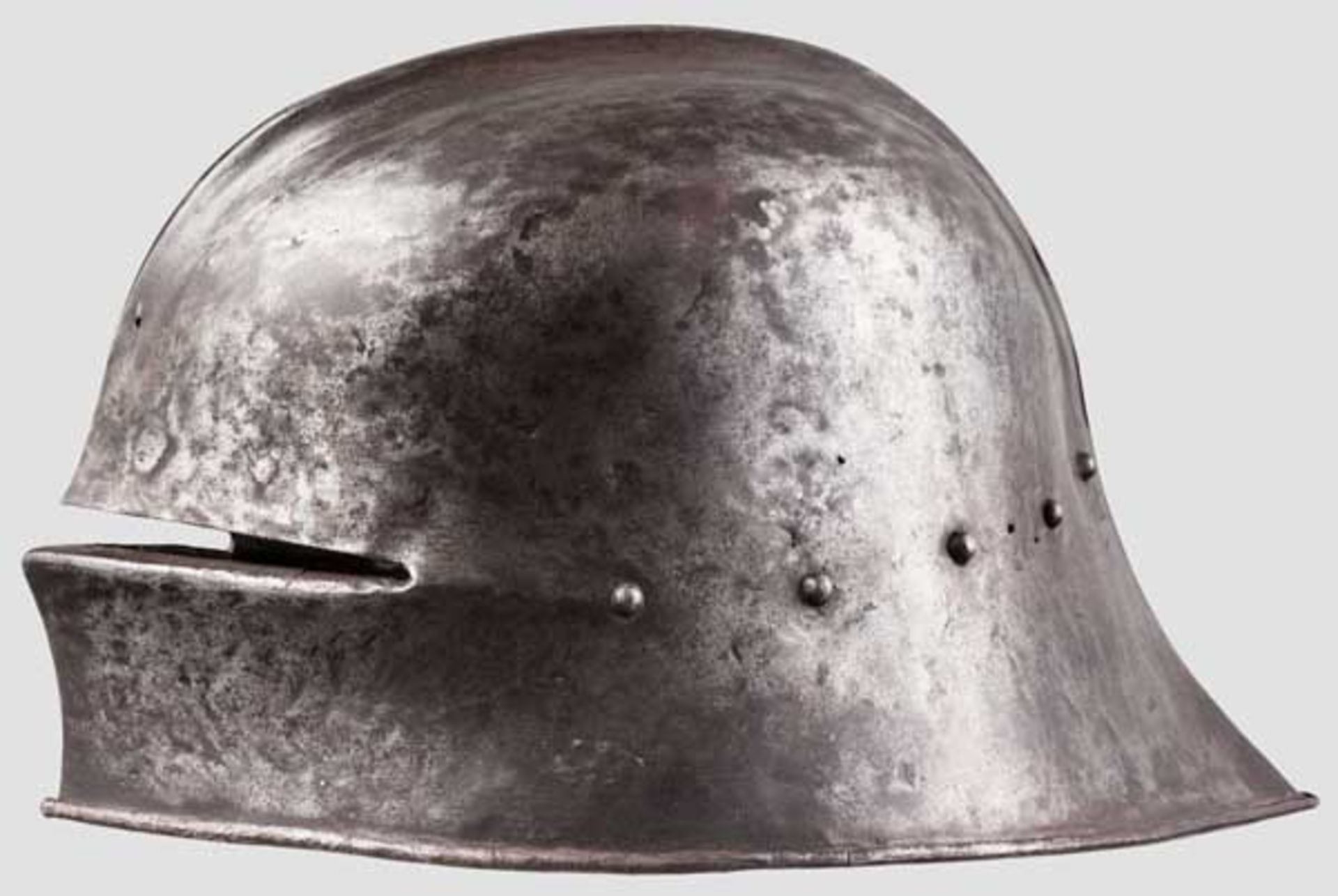 Knechtische Schaller, deutsch um 1480 Einteilig geschlagener Helm, die Kalotte mit abgesetztem, - Bild 2 aus 3
