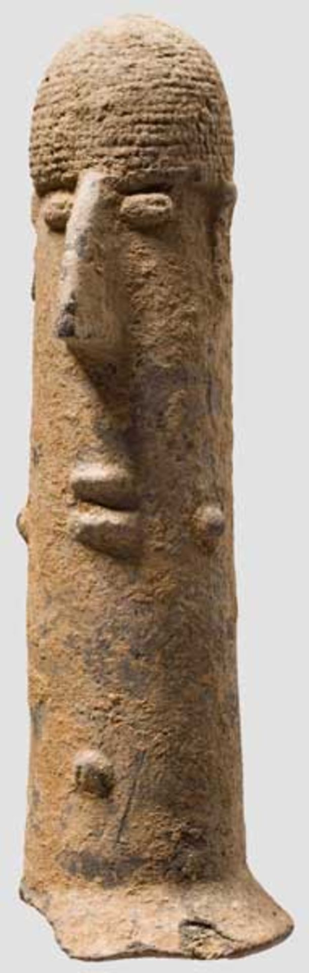 Tonstele, altafrikanisch, 500 v. - 500 n. Chr. Hohle, zylindrische Tonsäule, die an der Basis