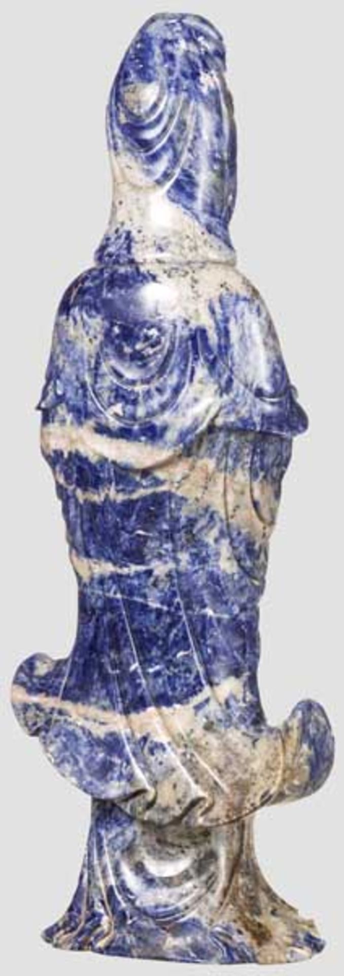 Großer Guanyin aus Lapislazuli, 20. Jhdt. Stehender Guanyin aus stark gemustertem Lapislazuli, die - Bild 2 aus 3