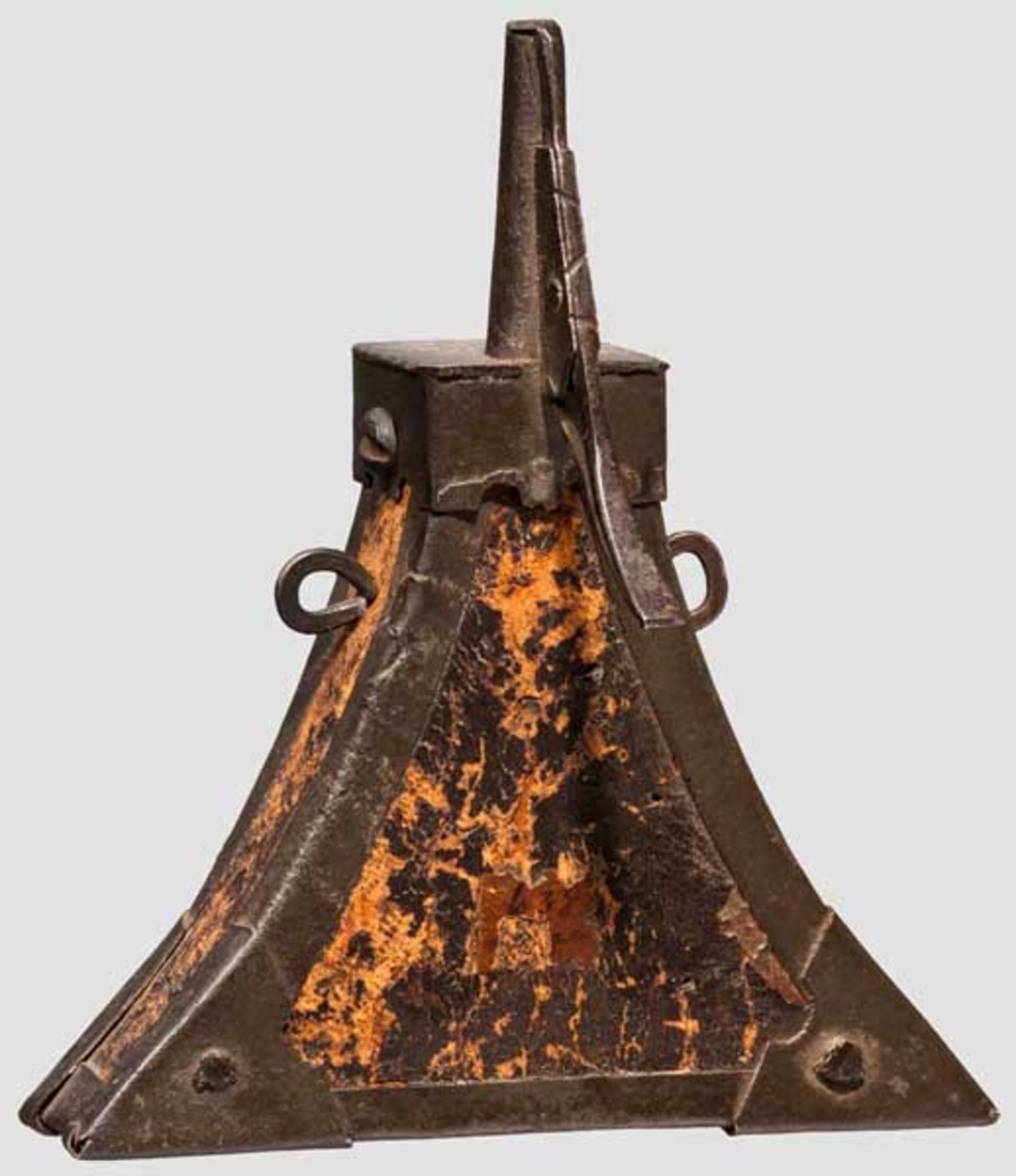 Musketier-Zündkrautflasche, deutsch um 1600 Dreikantiger, hölzerner Korpus mit Lederbespannung und - Bild 2 aus 2