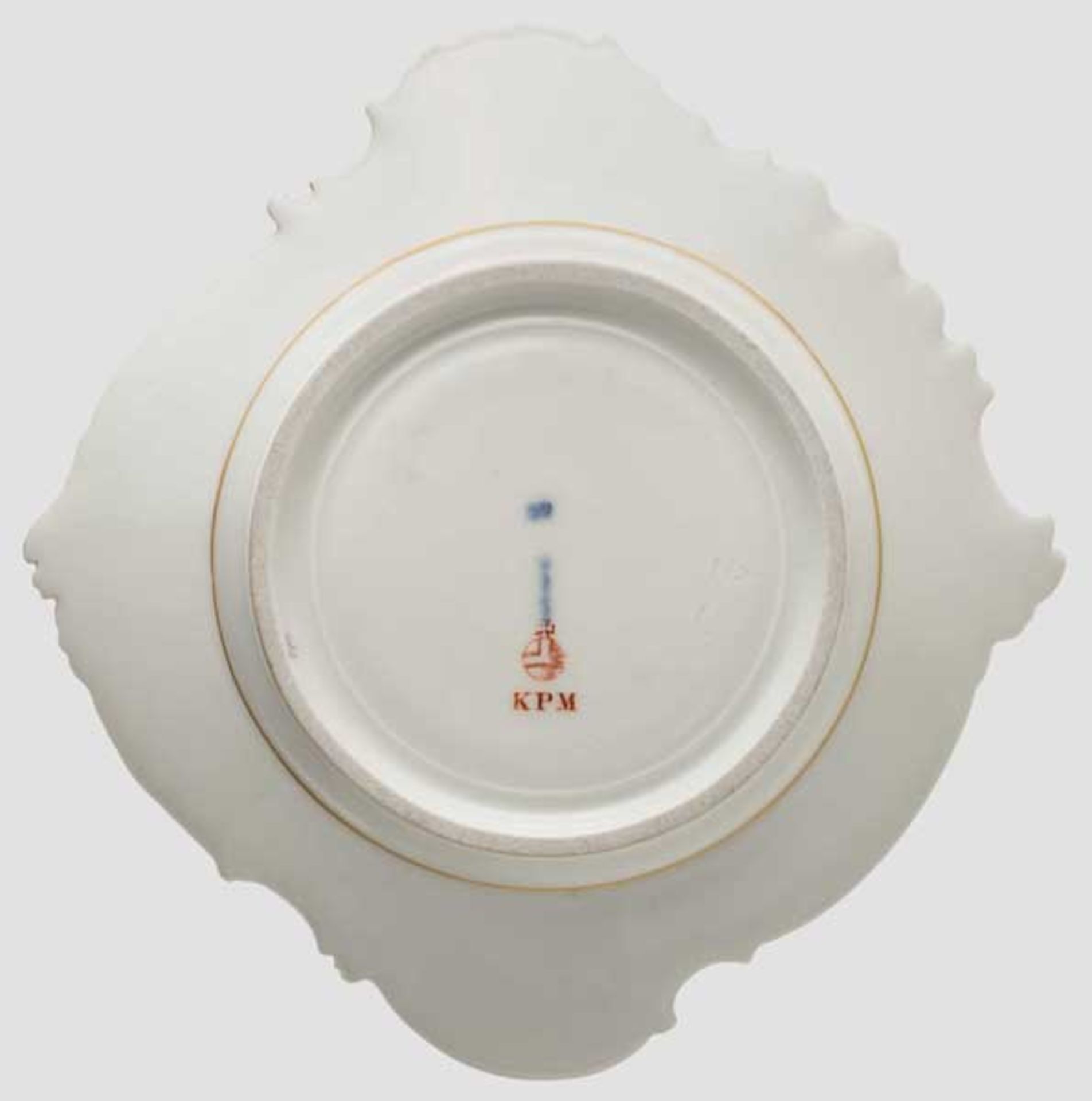 KPM-Schauteller mit Wappen des Hauses Hohenzollern Weißes, glasiertes Porzellan mit geschweiftem - Bild 2 aus 2