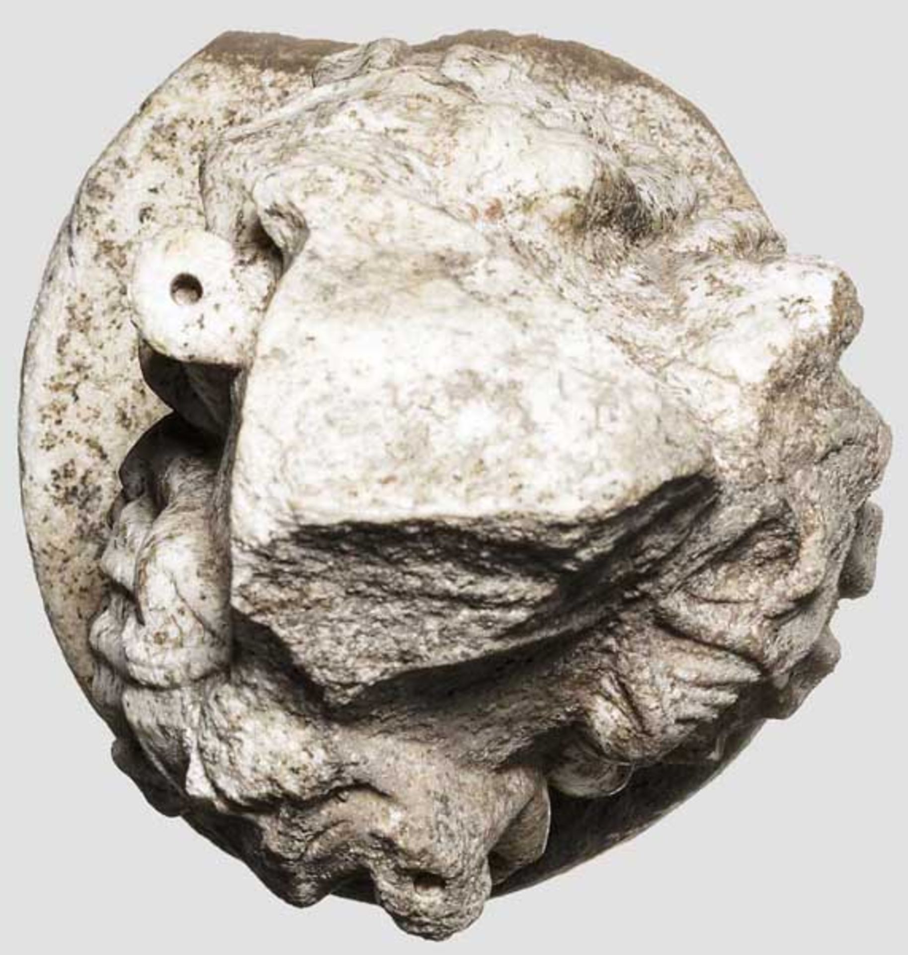 Kultpfeiler der Hekate aus Marmor mit drei fackeltragenden Chariten, römisch, 1. - 2. Jhdt. - Bild 4 aus 5