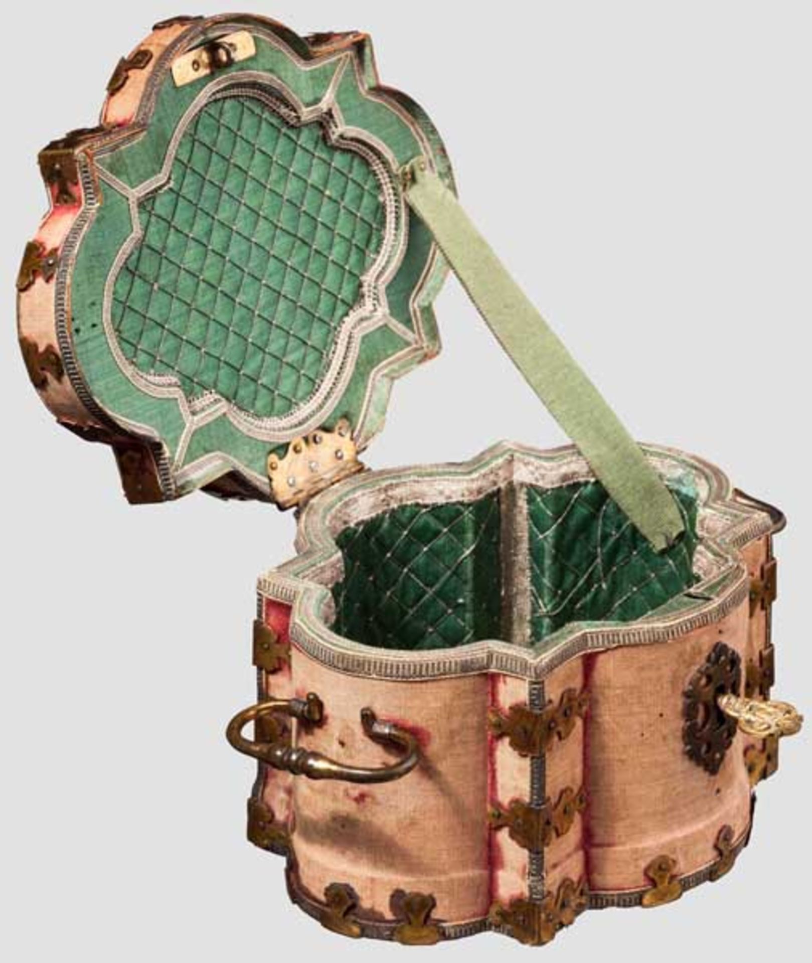 Barockes Kästchen mit Textilbezug, Frankreich um 1720 Passig geschweiftes Kästchen mit - Bild 2 aus 3