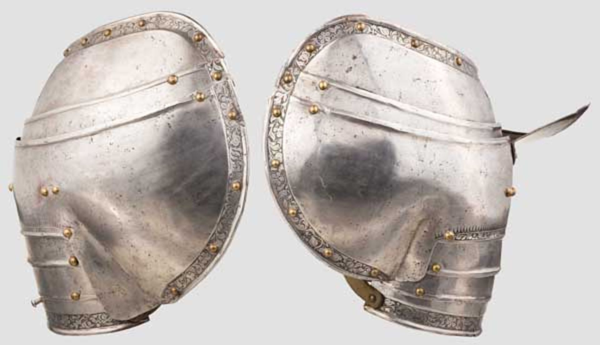 Ein paar geätzte Schultern für einen Feldharnisch, süddeutsch um 1540/50 Große, dreifach - Bild 2 aus 3