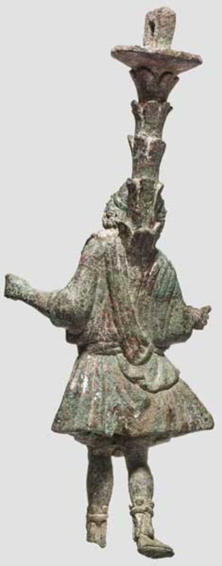 Mobiliarbeschlag mit Lar, römisch, 2. - 3. Jhdt. Bronzestatuette eines Lars im knielangen Gewand, - Bild 2 aus 6