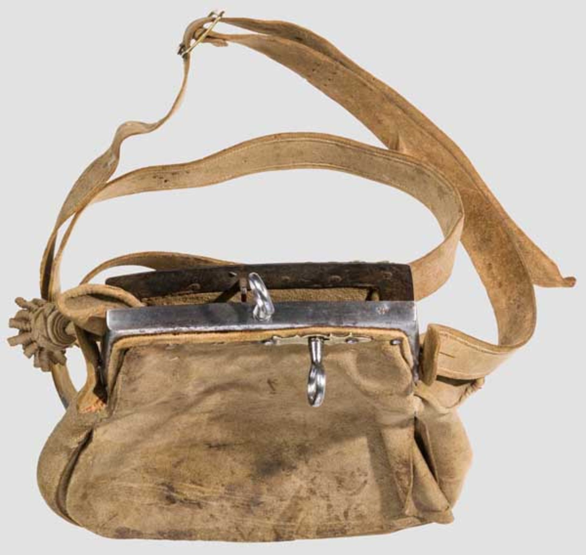 Jagdtasche, deutsch, 18. Jhdt. Bauchige Tasche aus sämischem Leder. Die Schauseite (über - Bild 2 aus 2