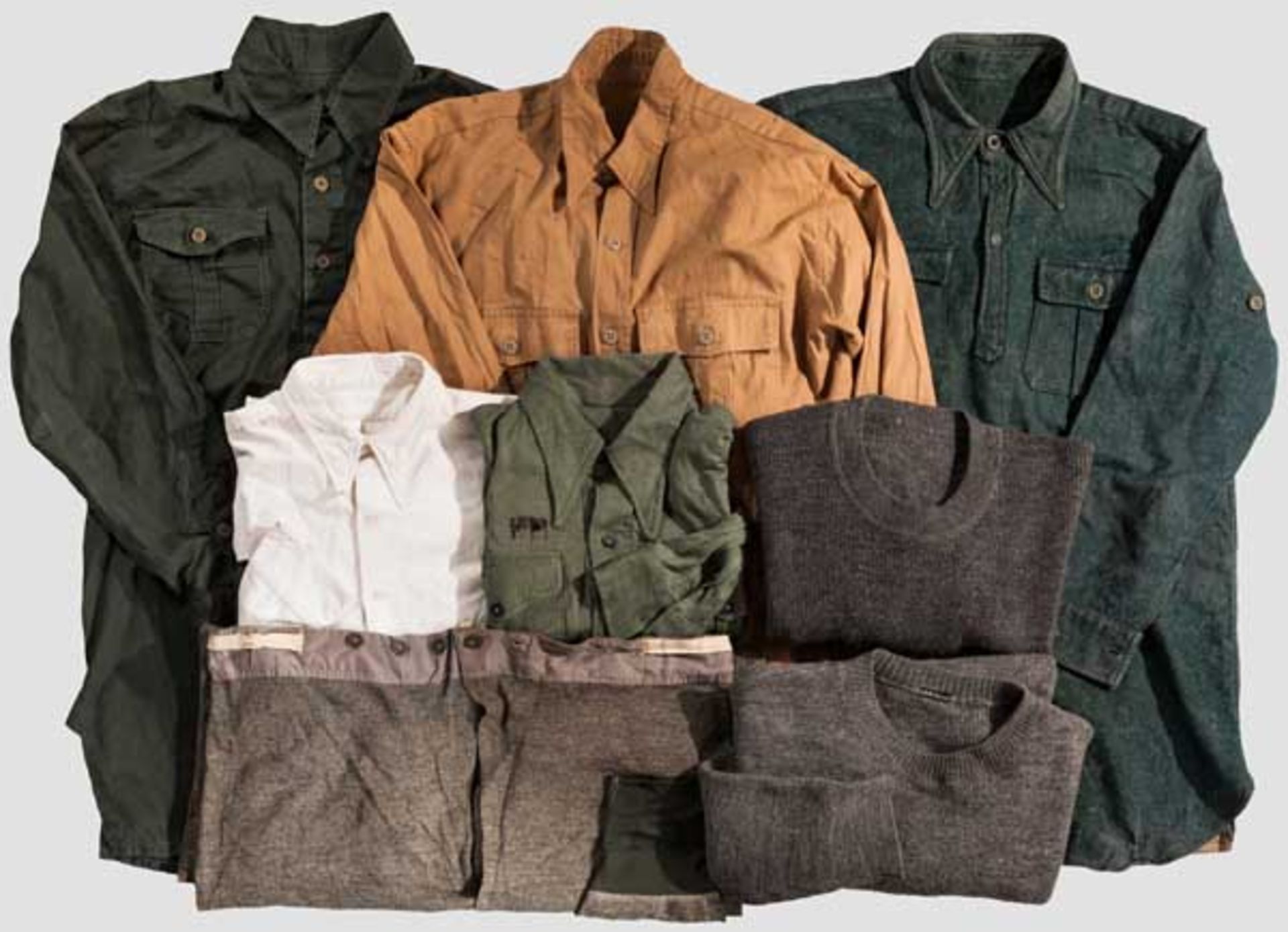 Gruppe Leibwäsche für Soldaten Bestehend aus fünf Hemden, zwei Pullover, lange Unterhose. In