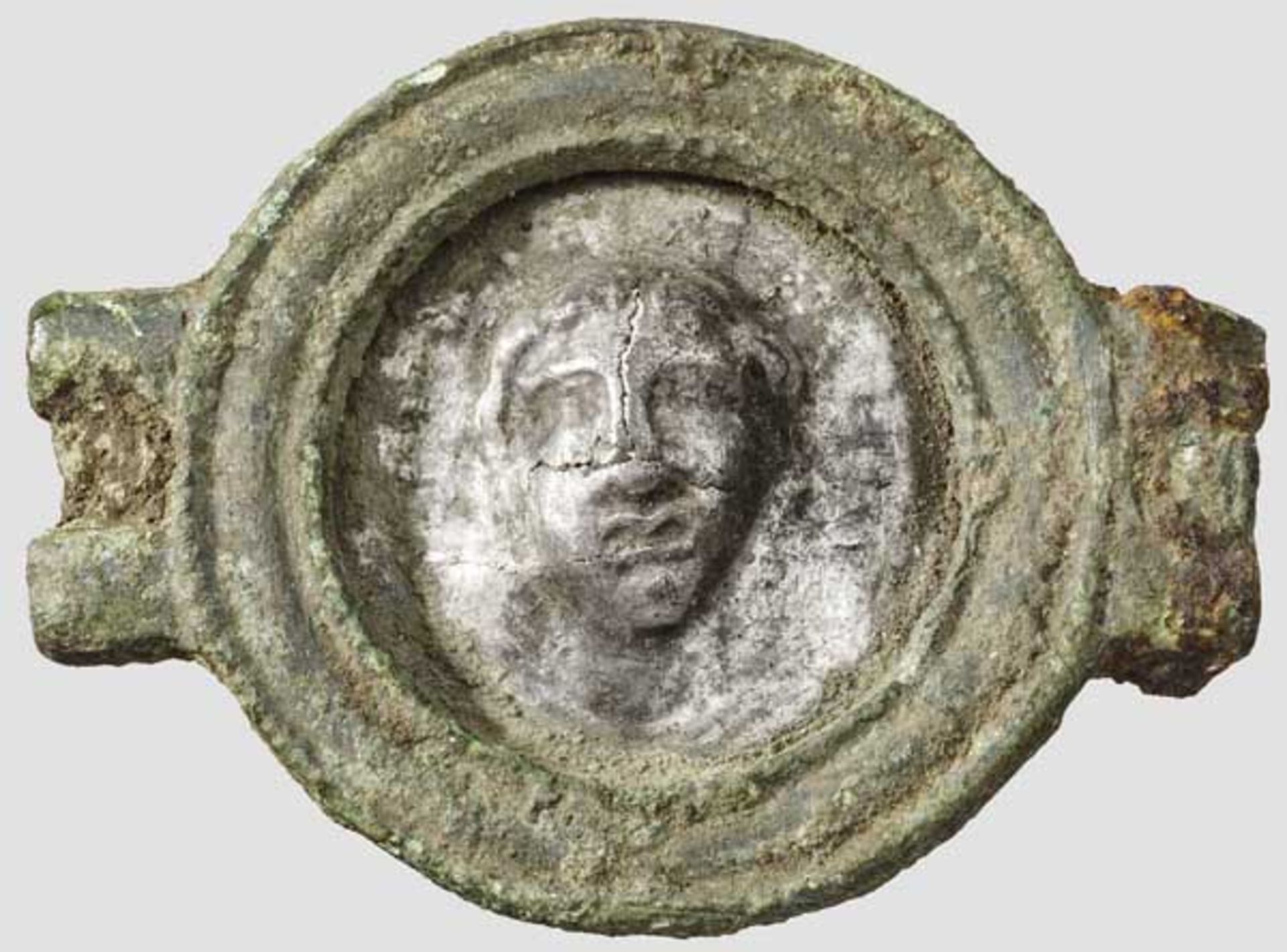 Bronzescheibe von römischem Pferdegeschirr mit figuralem Silberblechmedaillon, 1. Jhdt. Durch