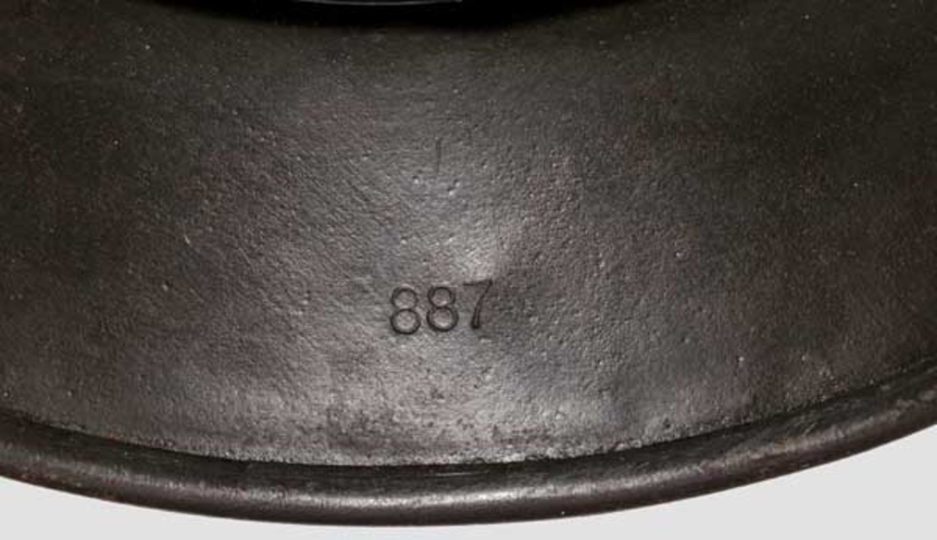 Stahlhelm M 40 mit beiden Emblemen Glocke mit mitgeprägten Belüftungsöffnungen, feldgrauer - Bild 4 aus 8