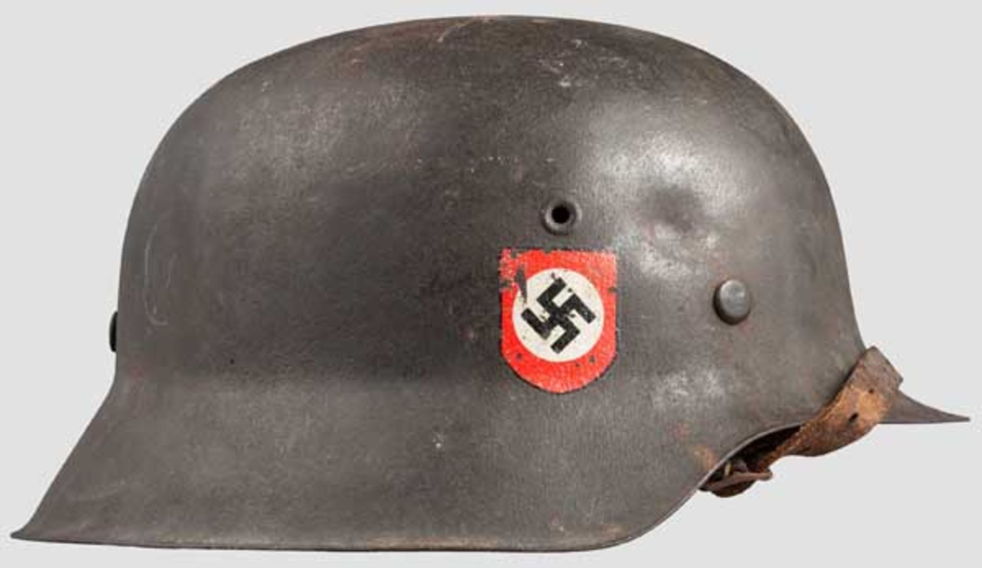 Stahlhelm M 42 für Mannschaften der SS-Polizeidivision mit zwei Emblemen, um 1942/43 Dunkelgrüne, - Bild 2 aus 5