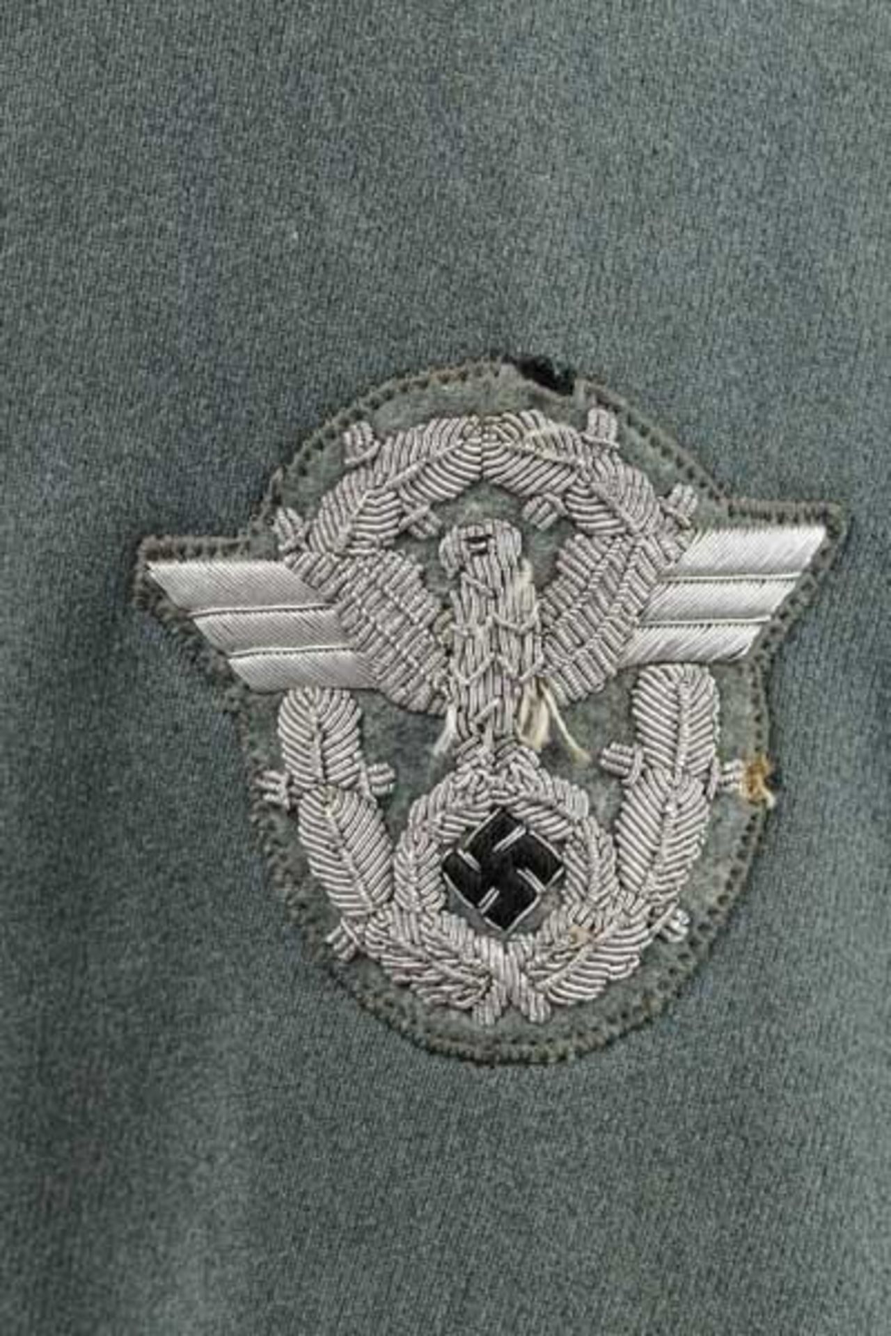 Uniform eines Hauptmanns der Motorisierten Gendarmerie Rock aus polizeigrünem Gabardine mit - Bild 3 aus 5