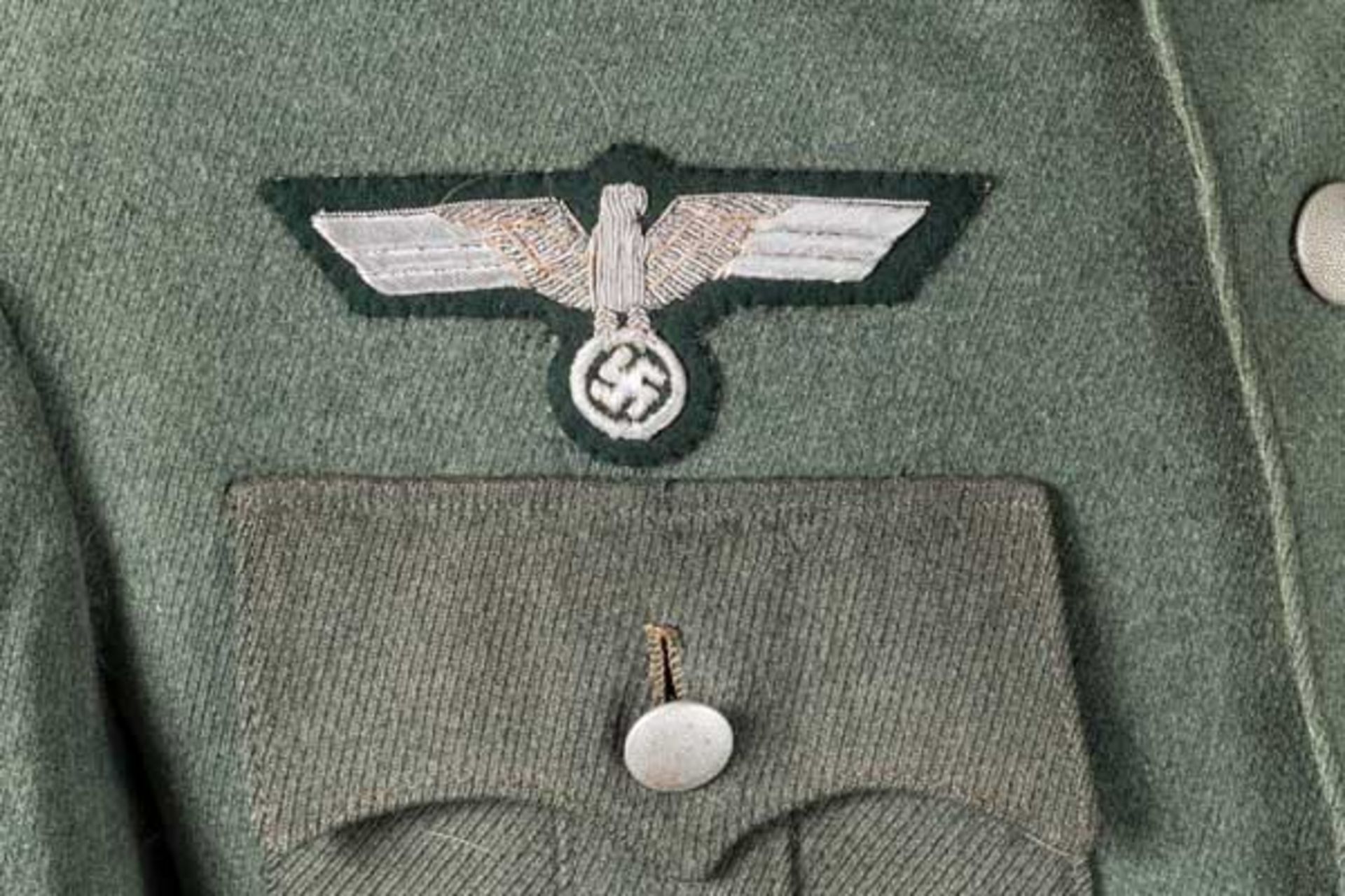 Felduniform für einen Leutnant Vorschriftsmäßig abgeänderter Waffenrock mit ergänzten - Bild 2 aus 4